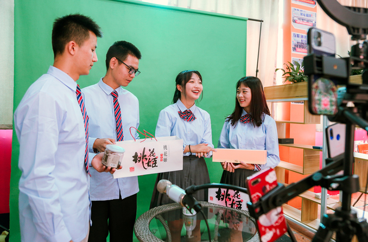 3新華學子直播帶貨 3新華學子直播帶貨